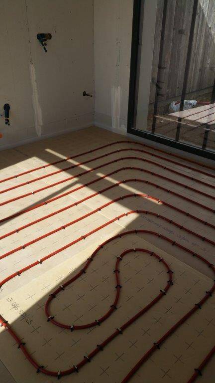 Chauffage+au+sol+-+installation+tuyaux-640w.jpg